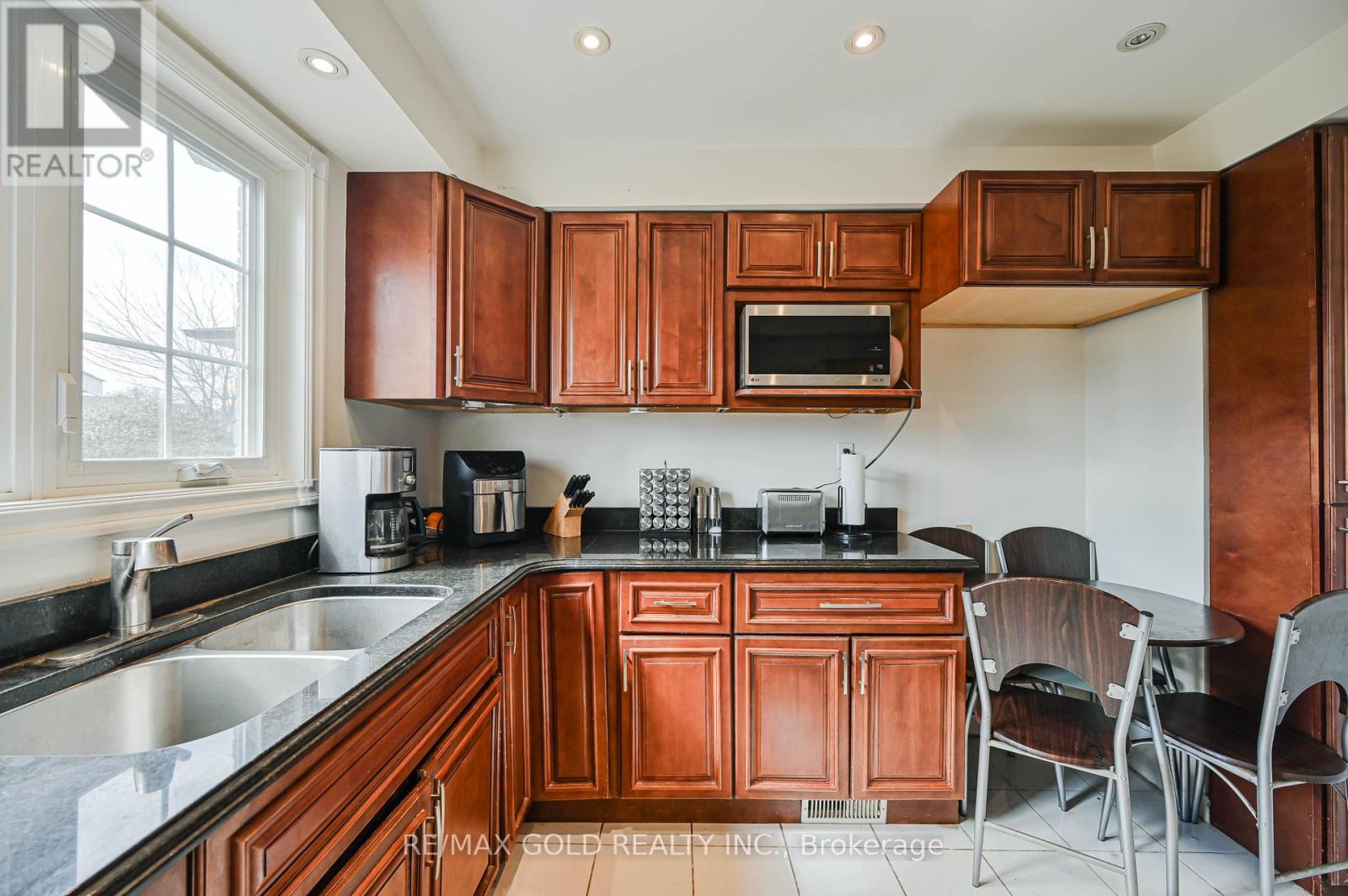 7232 Redfox Road, Mississauga, Ontario  L4T 2L8 - Photo 13 - W12938642