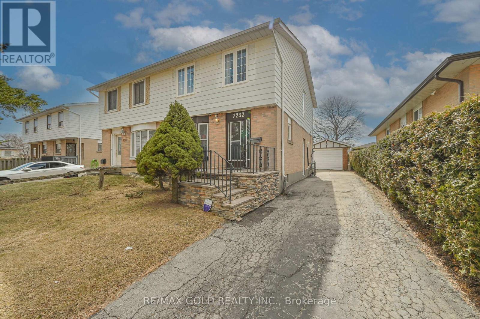 7232 Redfox Road, Mississauga, Ontario  L4T 2L8 - Photo 2 - W12938642