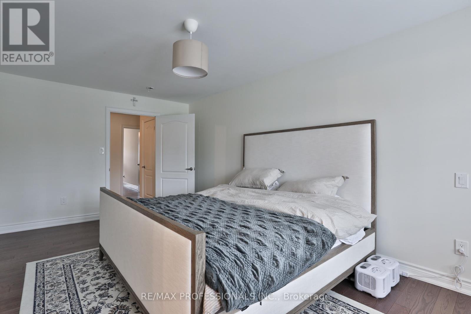 18 Dryden Way, Toronto, Ontario  M9R 0B2 - Photo 12 - W12938736