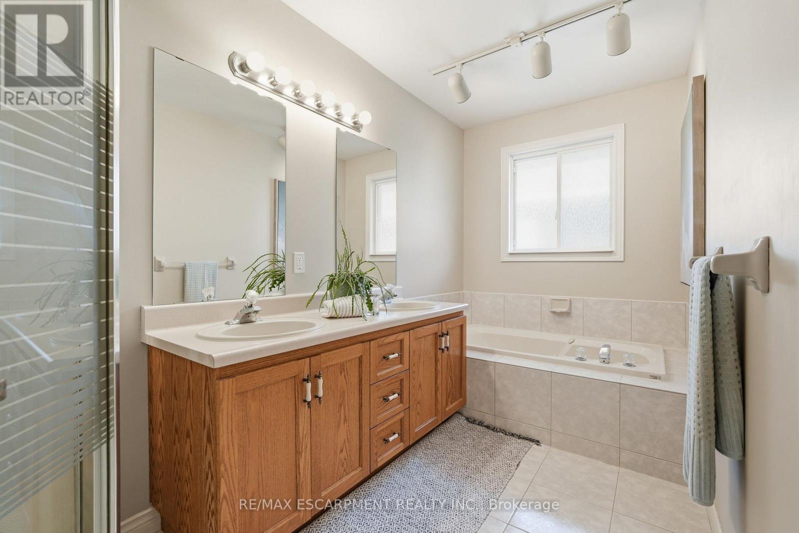 85 Heritage Drive, Hamilton, Ontario  L8G 4P5 - Photo 27 - X12938568