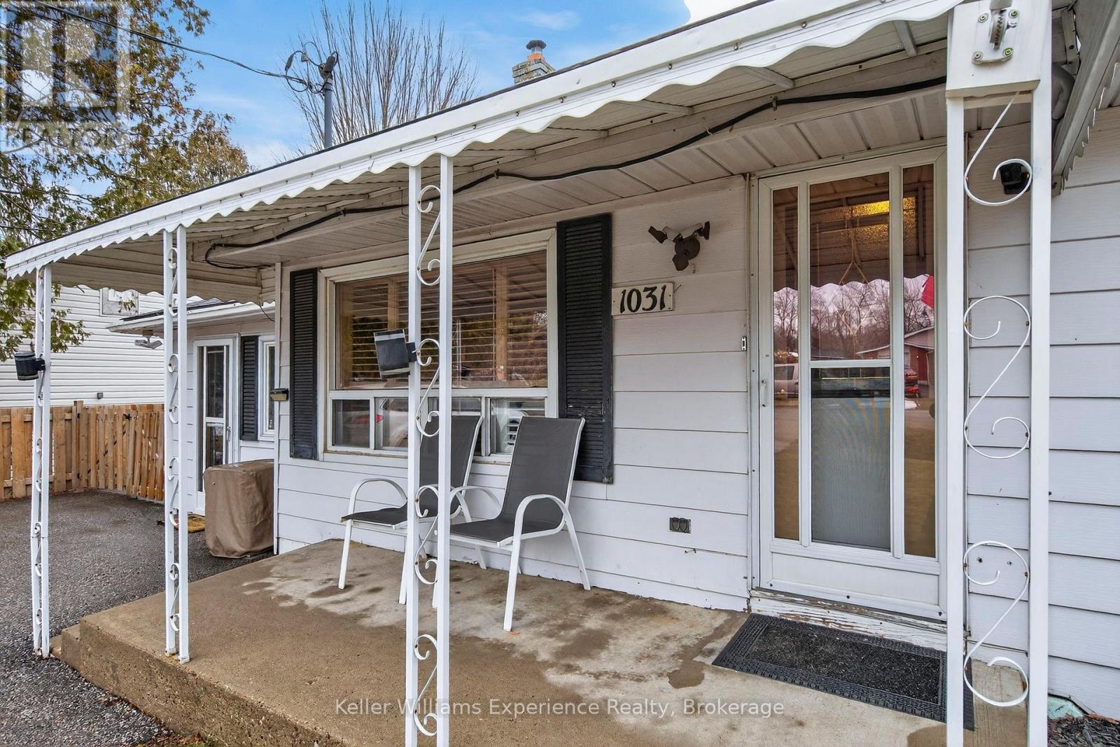 1031 Ferrier Avenue, Innisfil, Ontario  L0L 1W0 - Photo 3 - N12938838