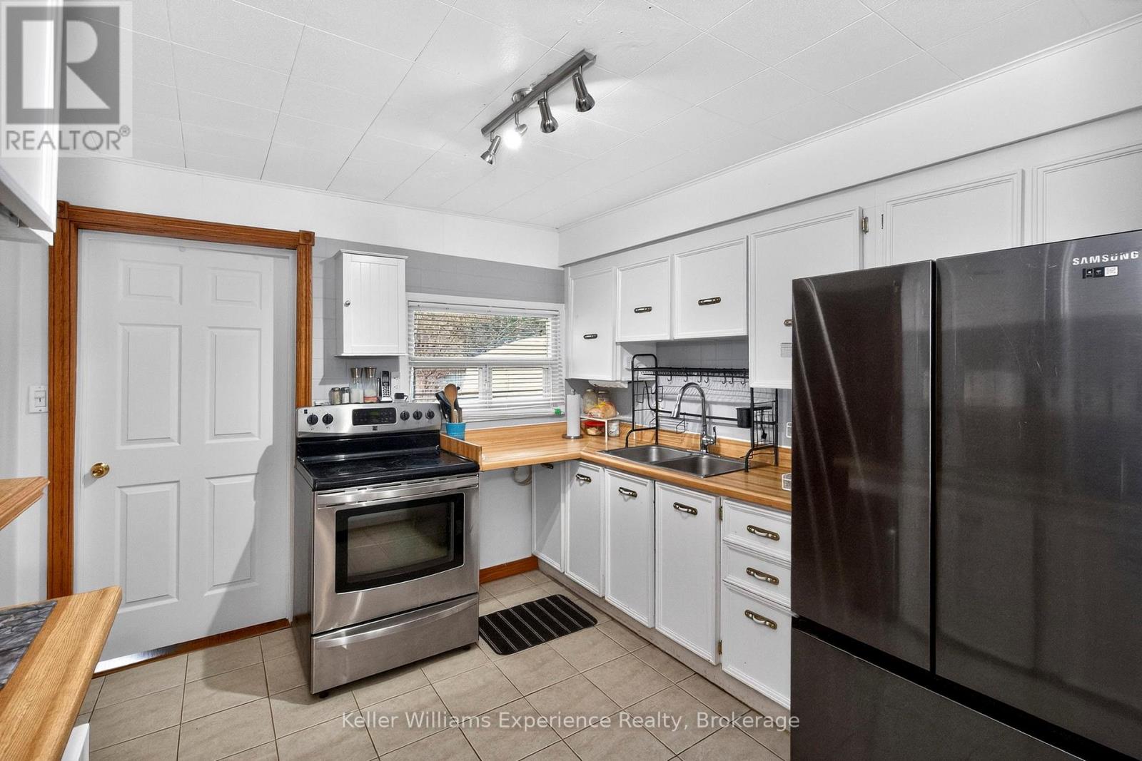 1031 Ferrier Avenue, Innisfil, Ontario  L0L 1W0 - Photo 6 - N12938838