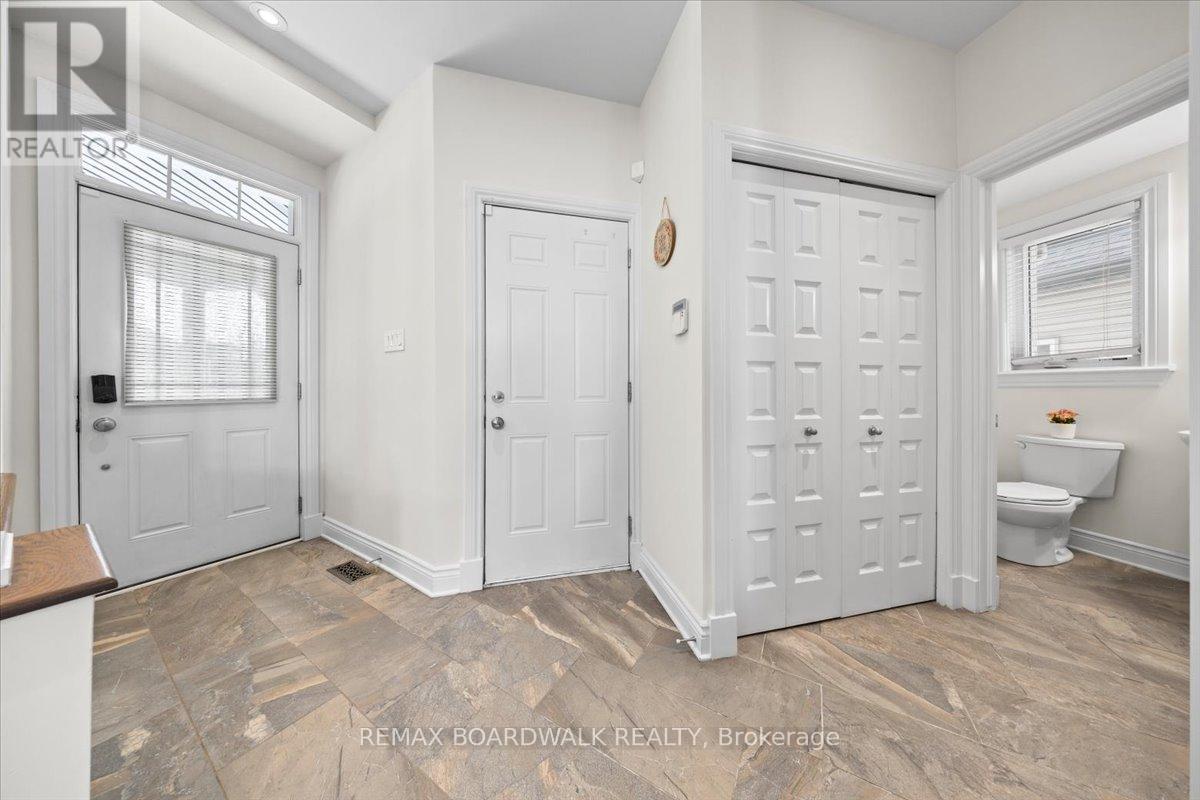 330 Bobolink Ridge, Ottawa, Ontario  K2V 0B7 - Photo 4 - X12938784