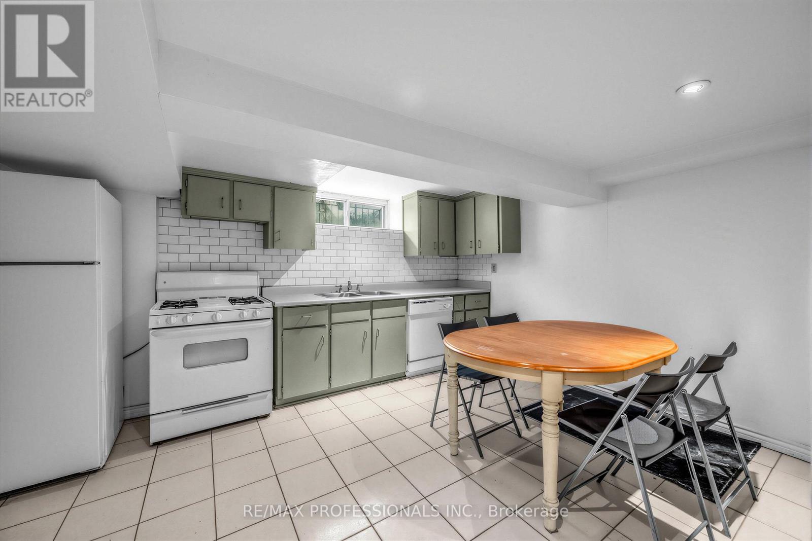 358 Roxton Road, Toronto, Ontario  M6G 3R2 - Photo 22 - C12938860