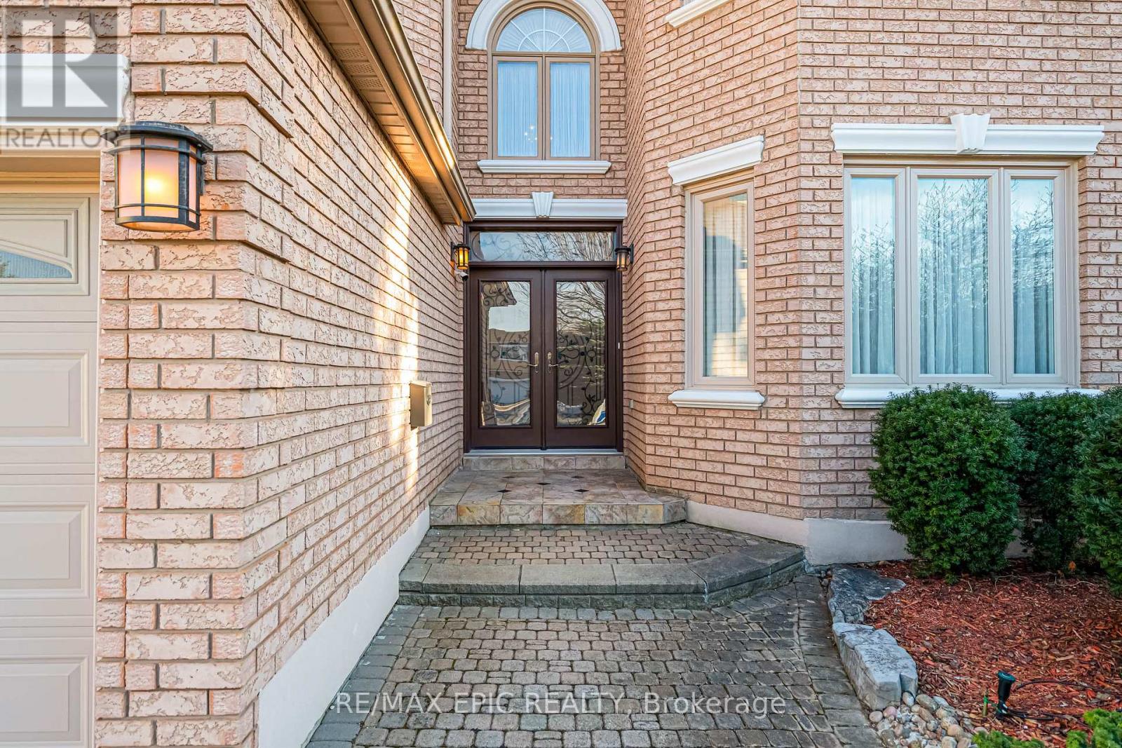 11 Palace Court, Richmond Hill, Ontario  L4B 4C3 - Photo 3 - N12938800