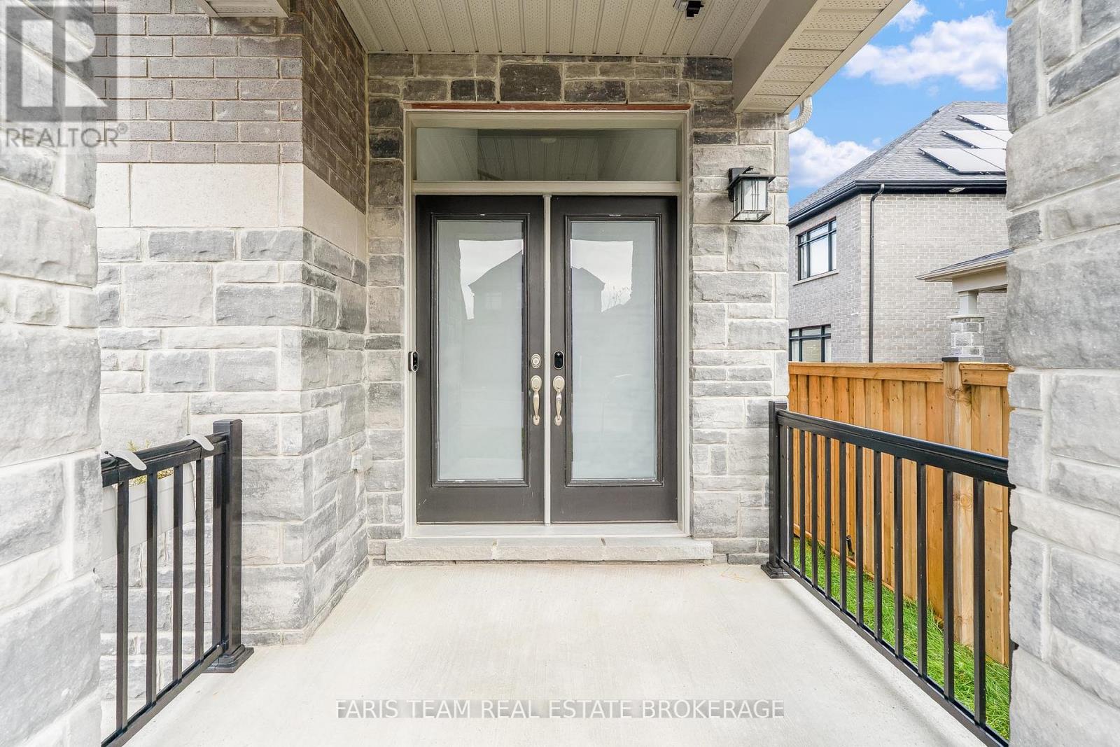 160 Franklin Trail, Barrie, Ontario  L9J 0J1 - Photo 3 - S12938844