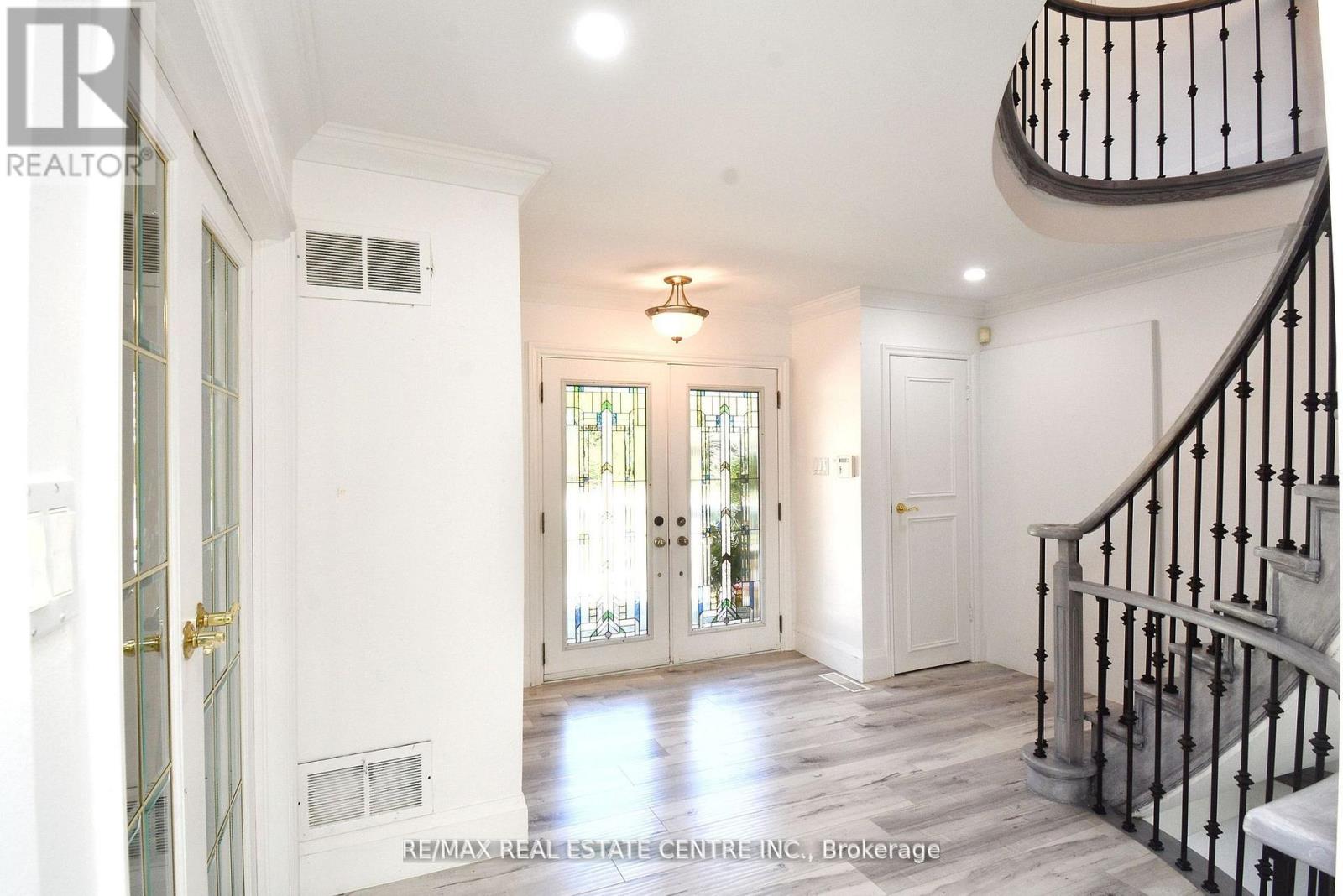 17 Crescent Hill Drive S, Brampton, Ontario  L6S 2P4 - Photo 11 - W12938934