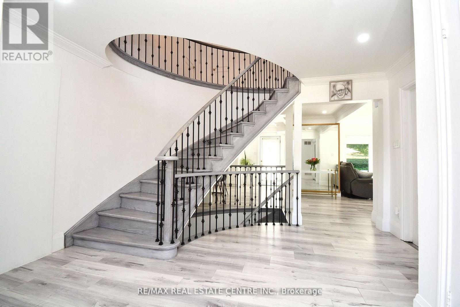 17 Crescent Hill Drive S, Brampton, Ontario  L6S 2P4 - Photo 12 - W12938934