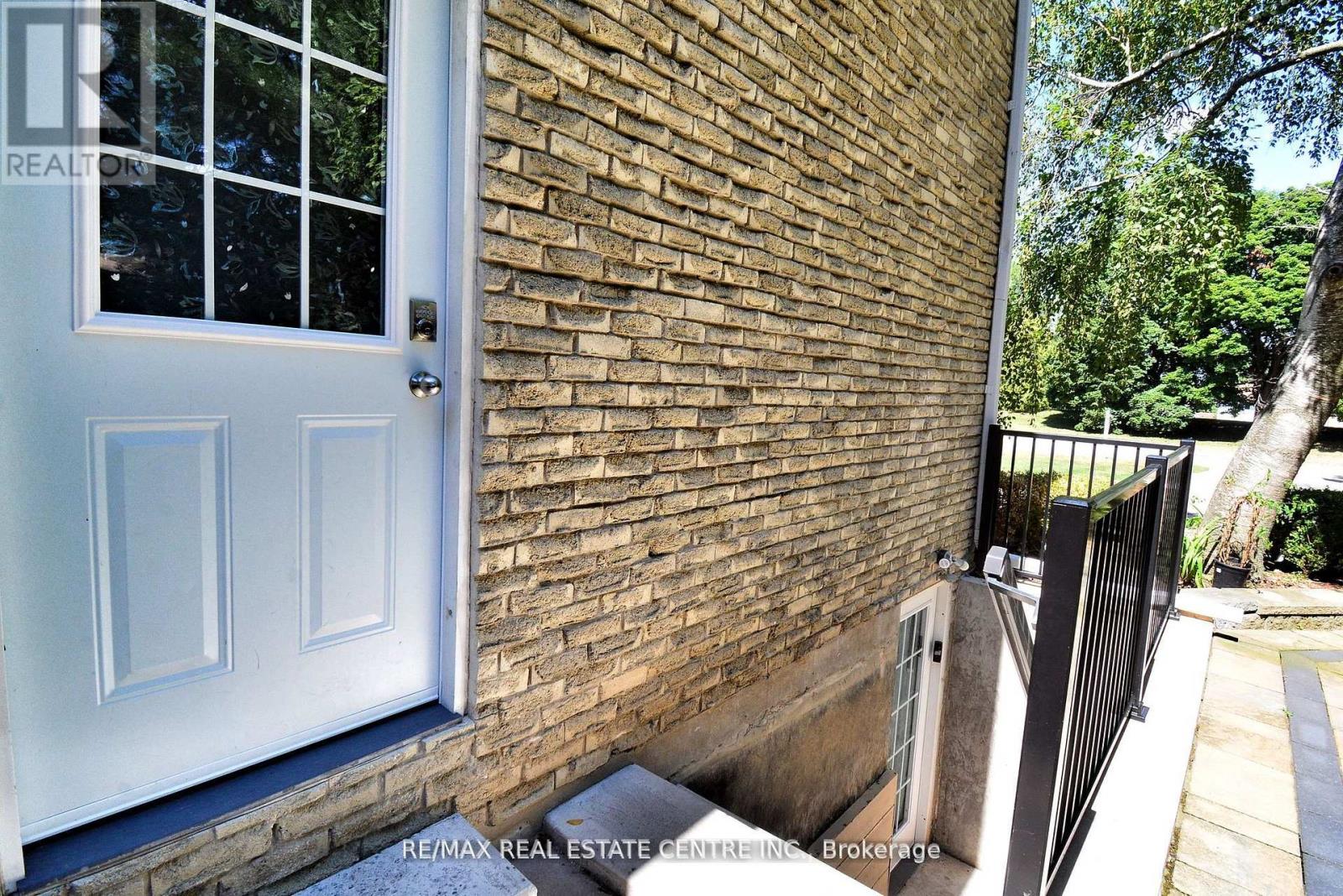 17 Crescent Hill Drive S, Brampton, Ontario  L6S 2P4 - Photo 5 - W12938934