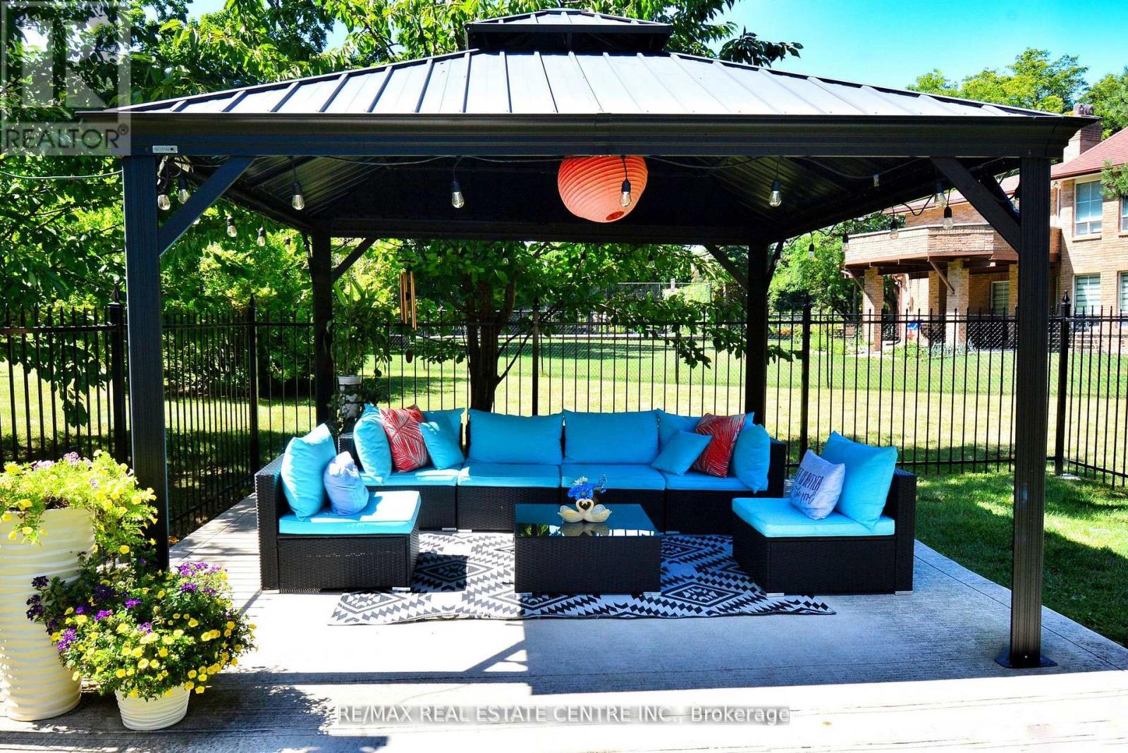 17 Crescent Hill Drive S, Brampton, Ontario  L6S 2P4 - Photo 7 - W12938934