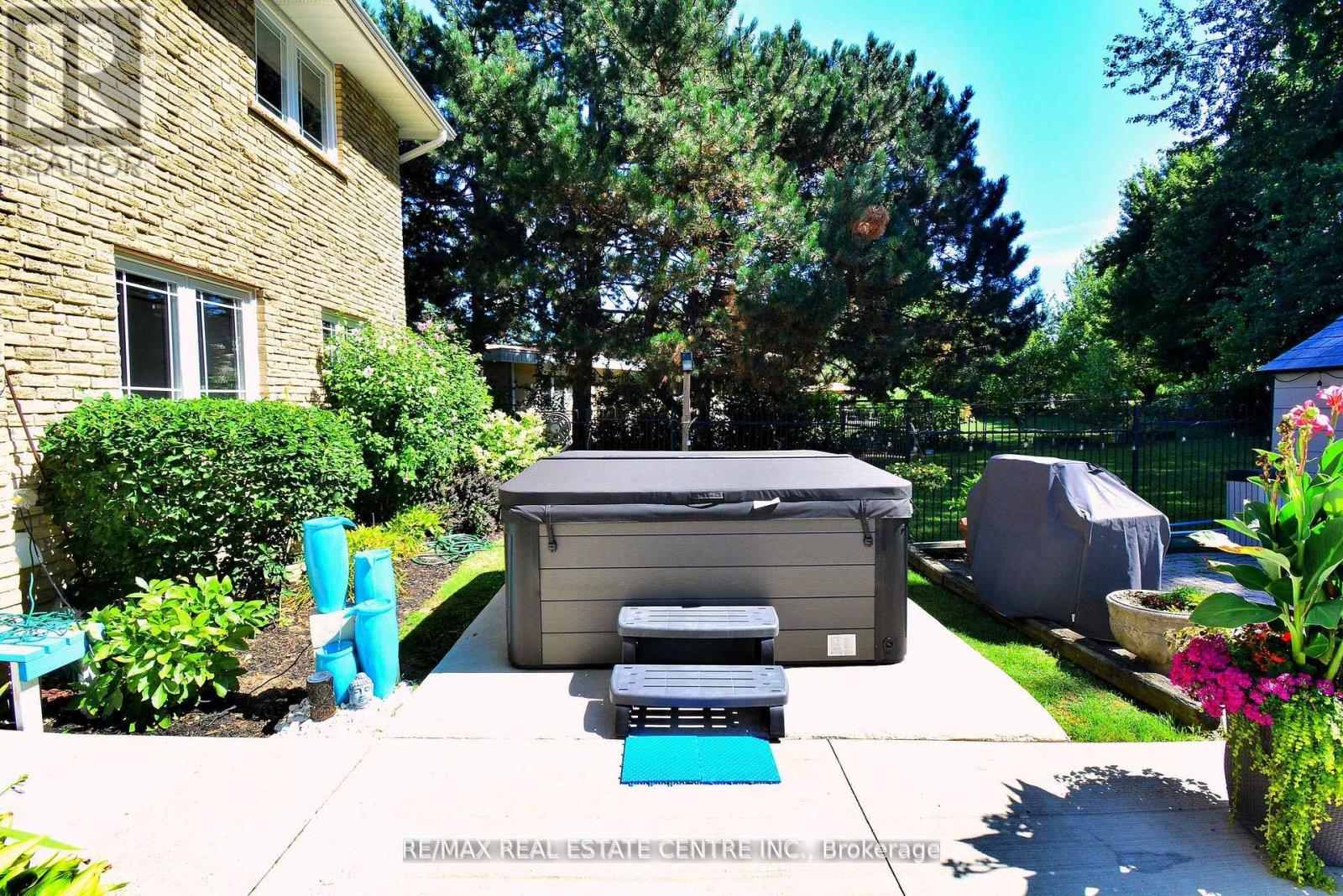 17 Crescent Hill Drive S, Brampton, Ontario  L6S 2P4 - Photo 9 - W12938934