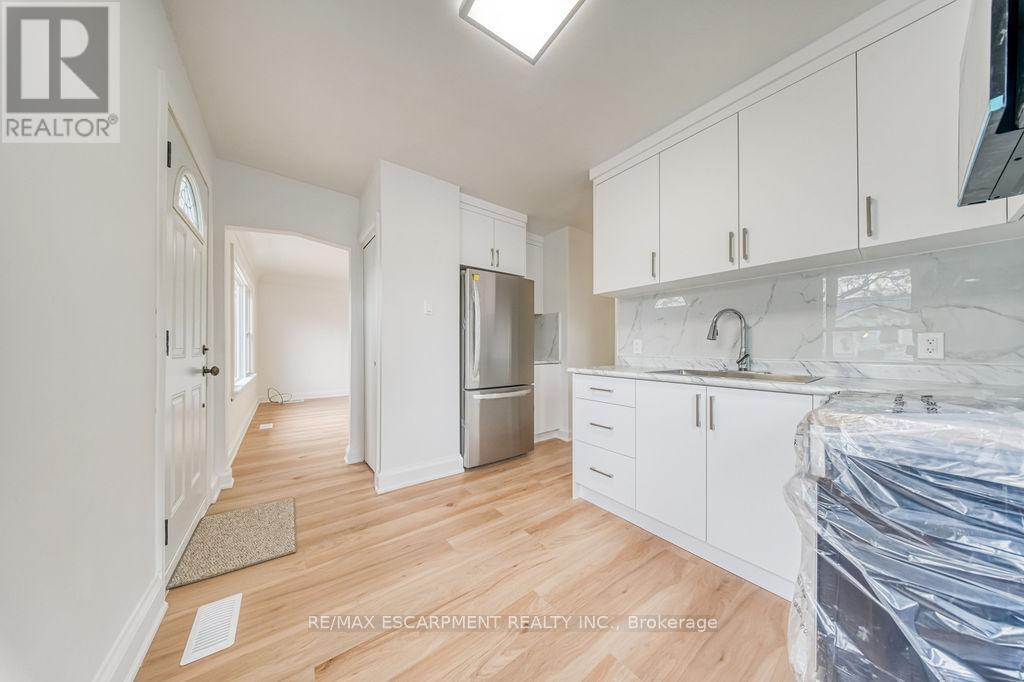 22 David Avenue, Hamilton, Ontario  L9A 3V1 - Photo 5 - X12938786