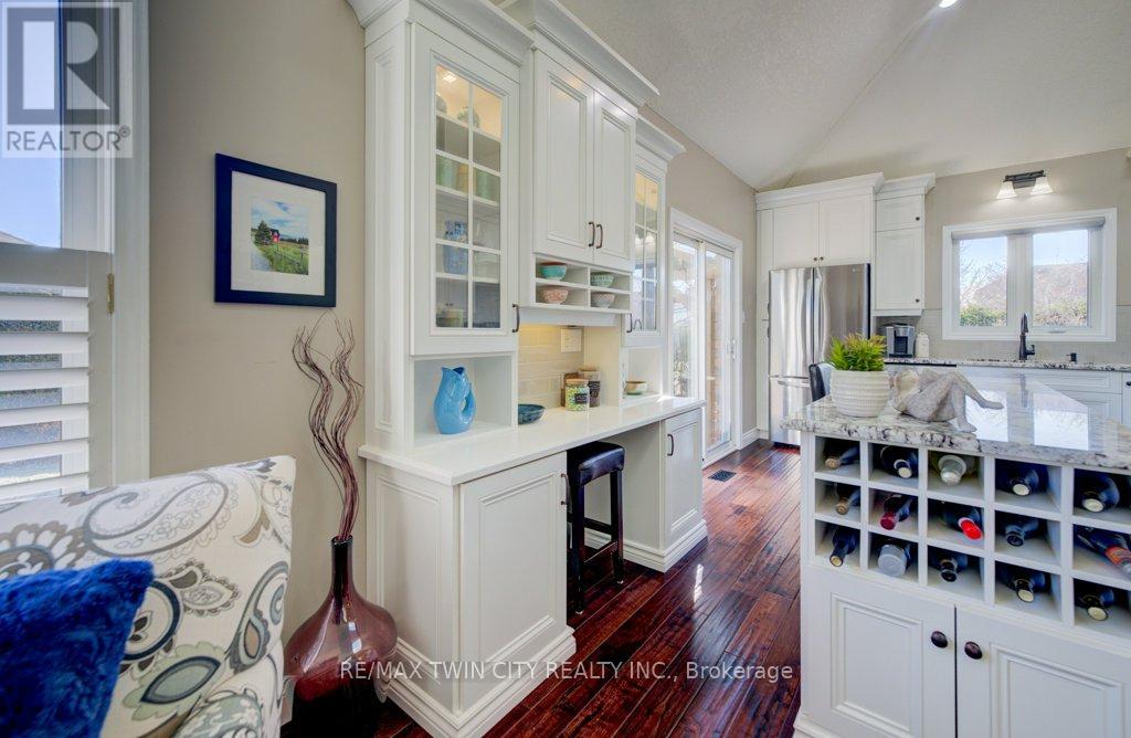 640 Heathcliffe Place, Waterloo, Ontario  N2T 2P3 - Photo 3 - X12938866