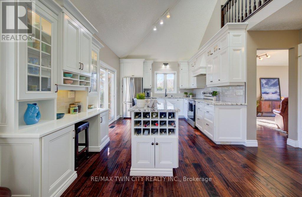 640 Heathcliffe Place, Waterloo, Ontario  N2T 2P3 - Photo 4 - X12938866