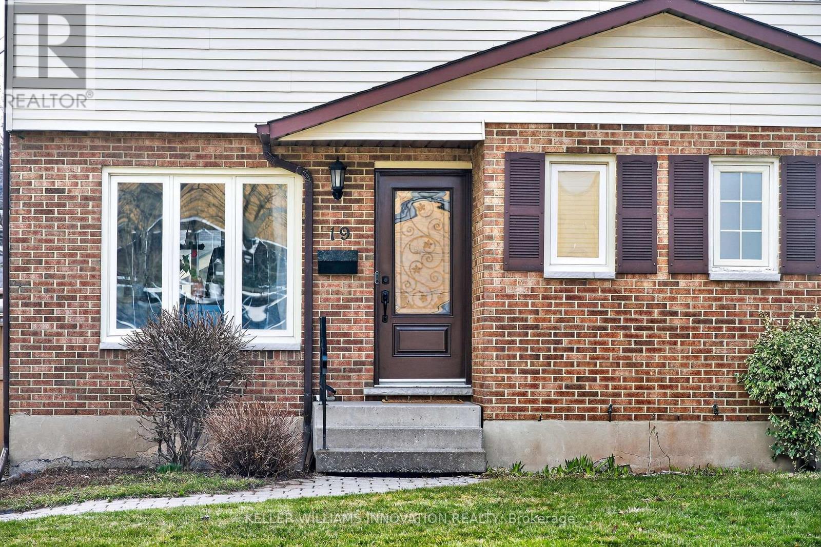 19 Grand Avenue, Grimsby, Ontario  L3M 2R6 - Photo 3 - X12938896