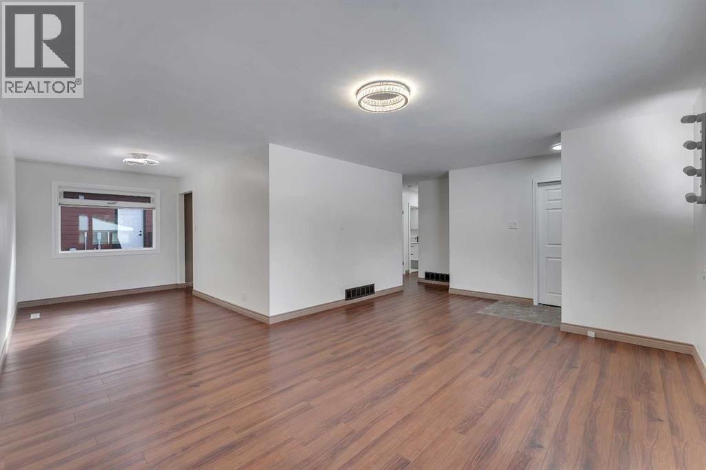 4824 Claret Street Nw, Calgary, Alberta  T2L 1C1 - Photo 3 - A2297164