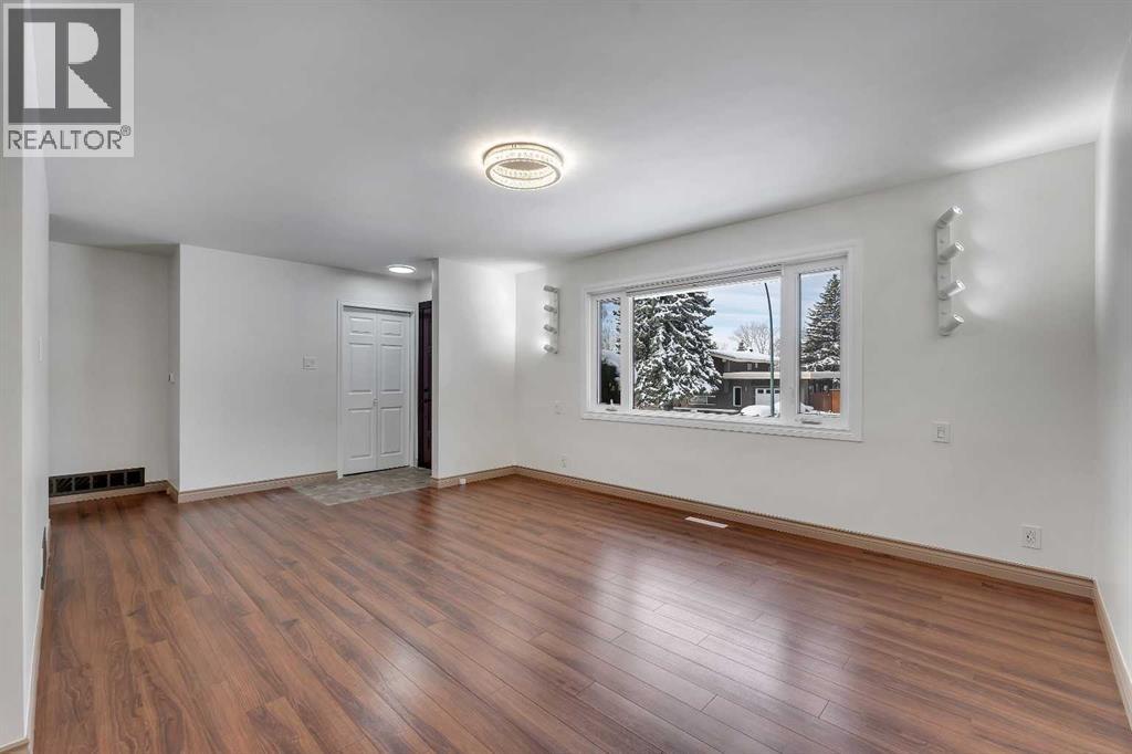 4824 Claret Street Nw, Calgary, Alberta  T2L 1C1 - Photo 4 - A2297164