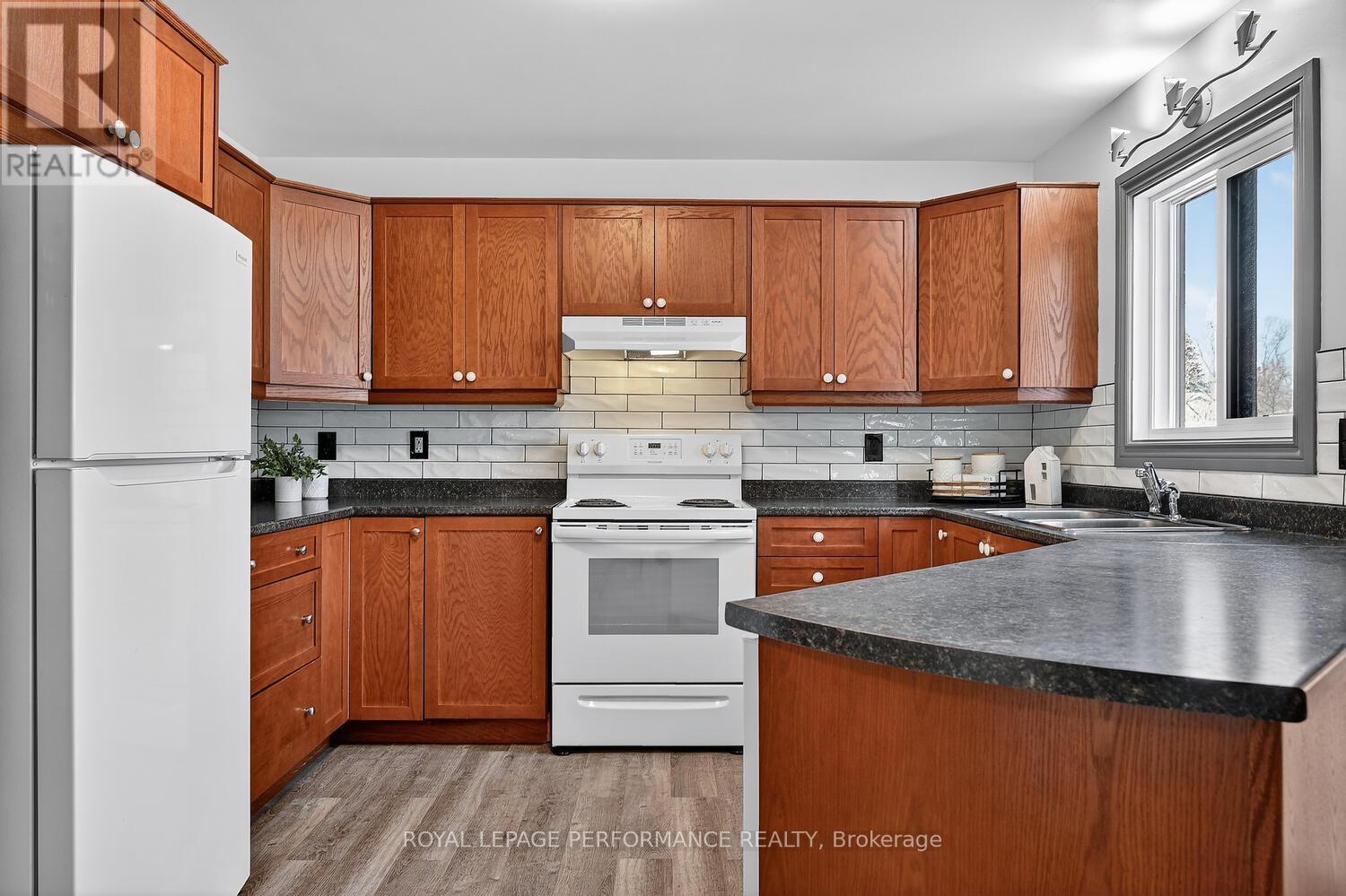 107 Lorne Street, Smiths Falls, Ontario  K7A 3L1 - Photo 8 - X12938990