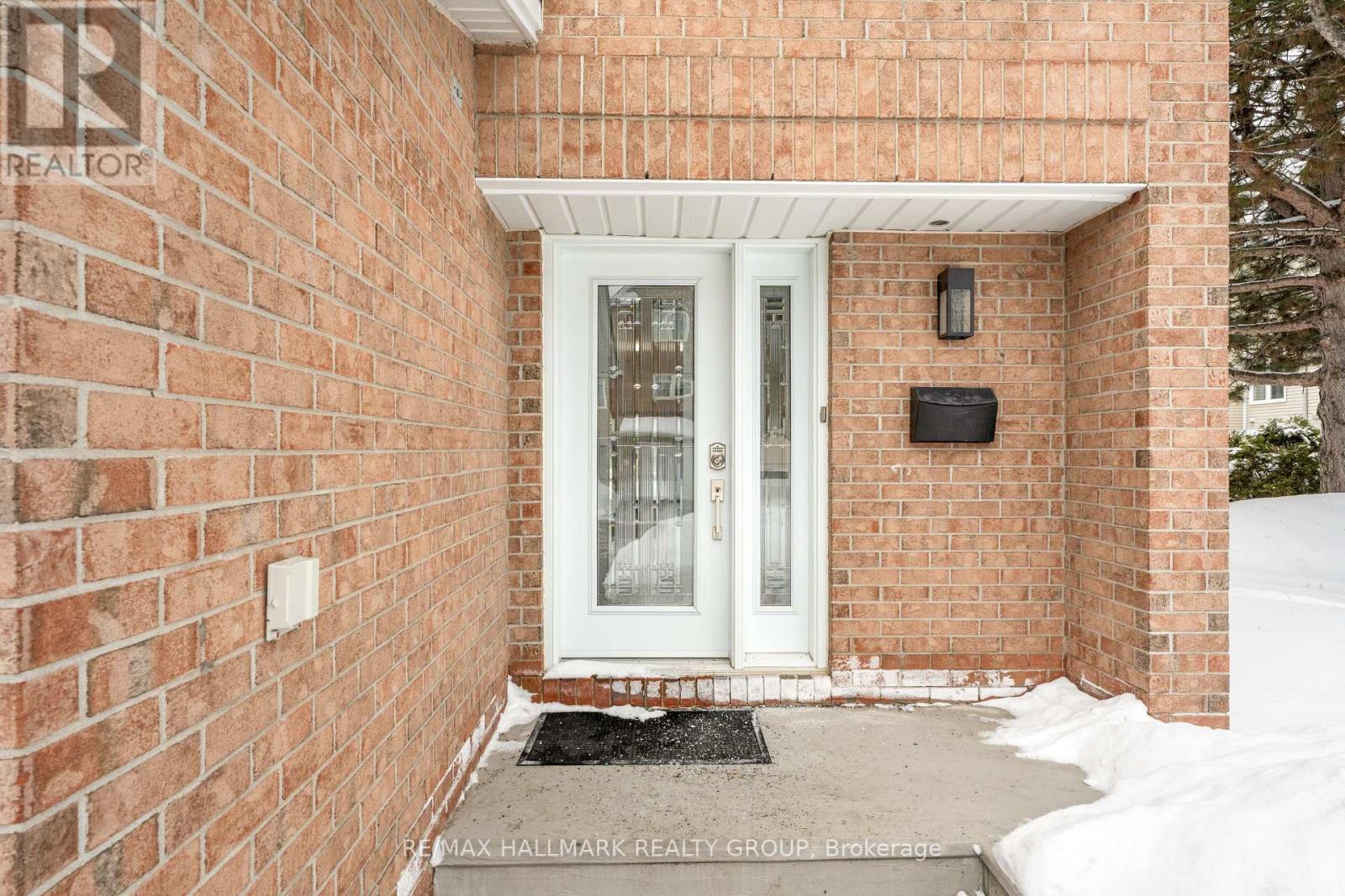 14 Wrenwood Crescent, Ottawa, Ontario  K2G 5V3 - Photo 2 - X12939198