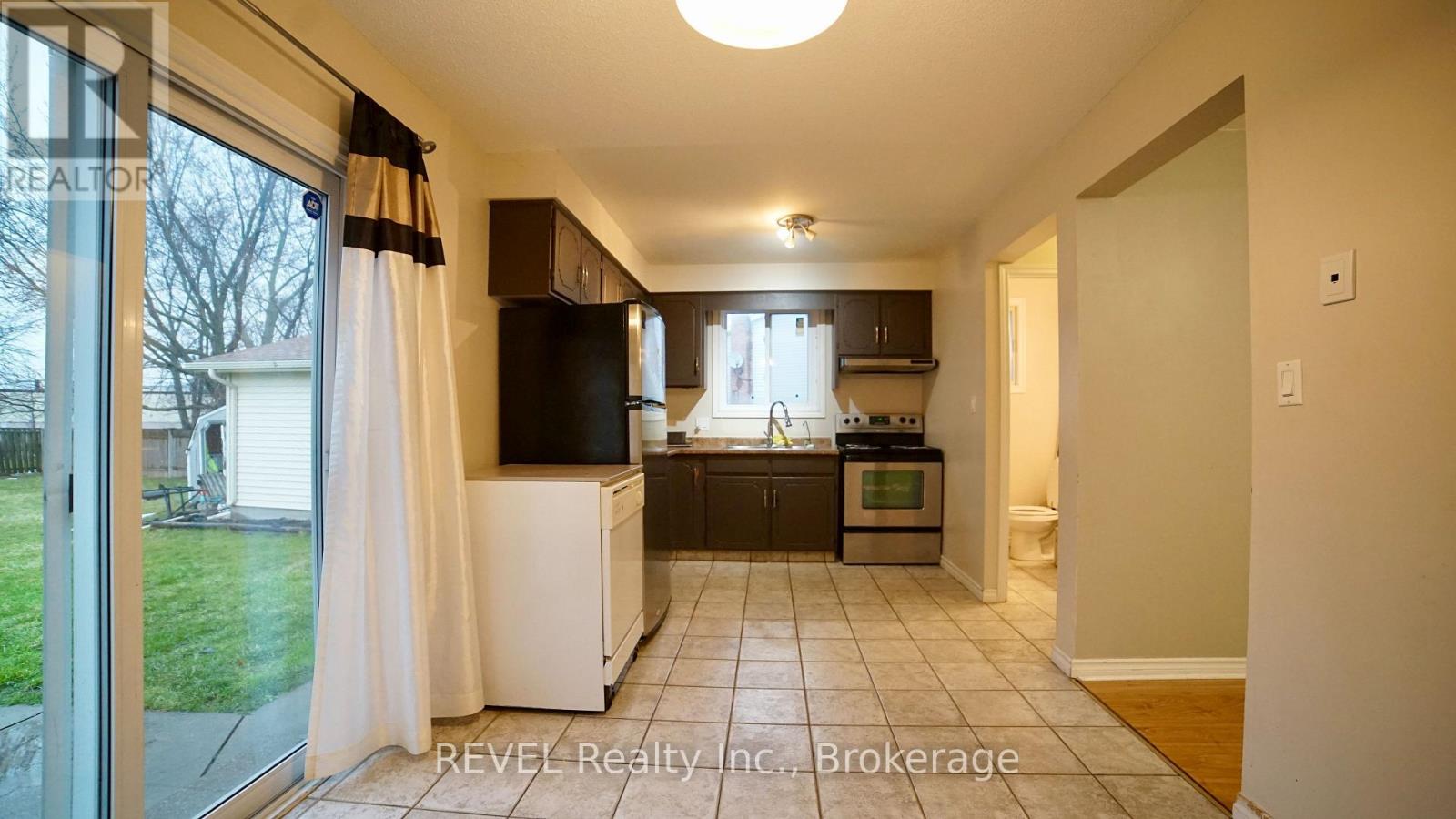 32 Vintage Crescent, St. Catharines, Ontario  L2S 3C3 - Photo 1 - X12939150