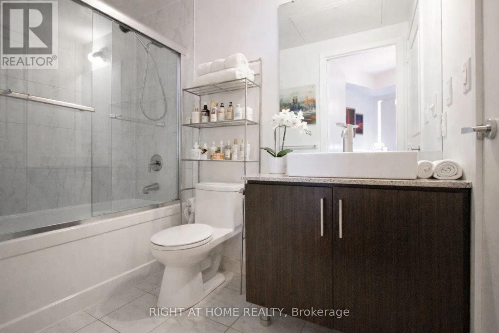 301 - 1 The Esplanade, Toronto, Ontario  M5E 0A8 - Photo 10 - C12939008