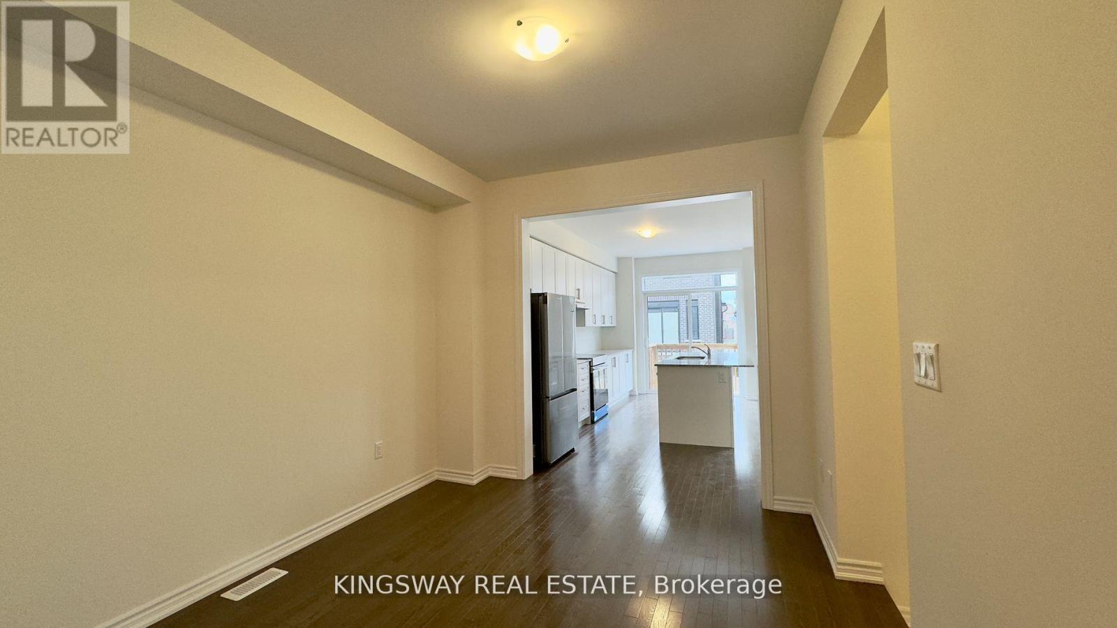 16 Blick Crescent, Aurora, Ontario  L4G 4A7 - Photo 4 - N12939076