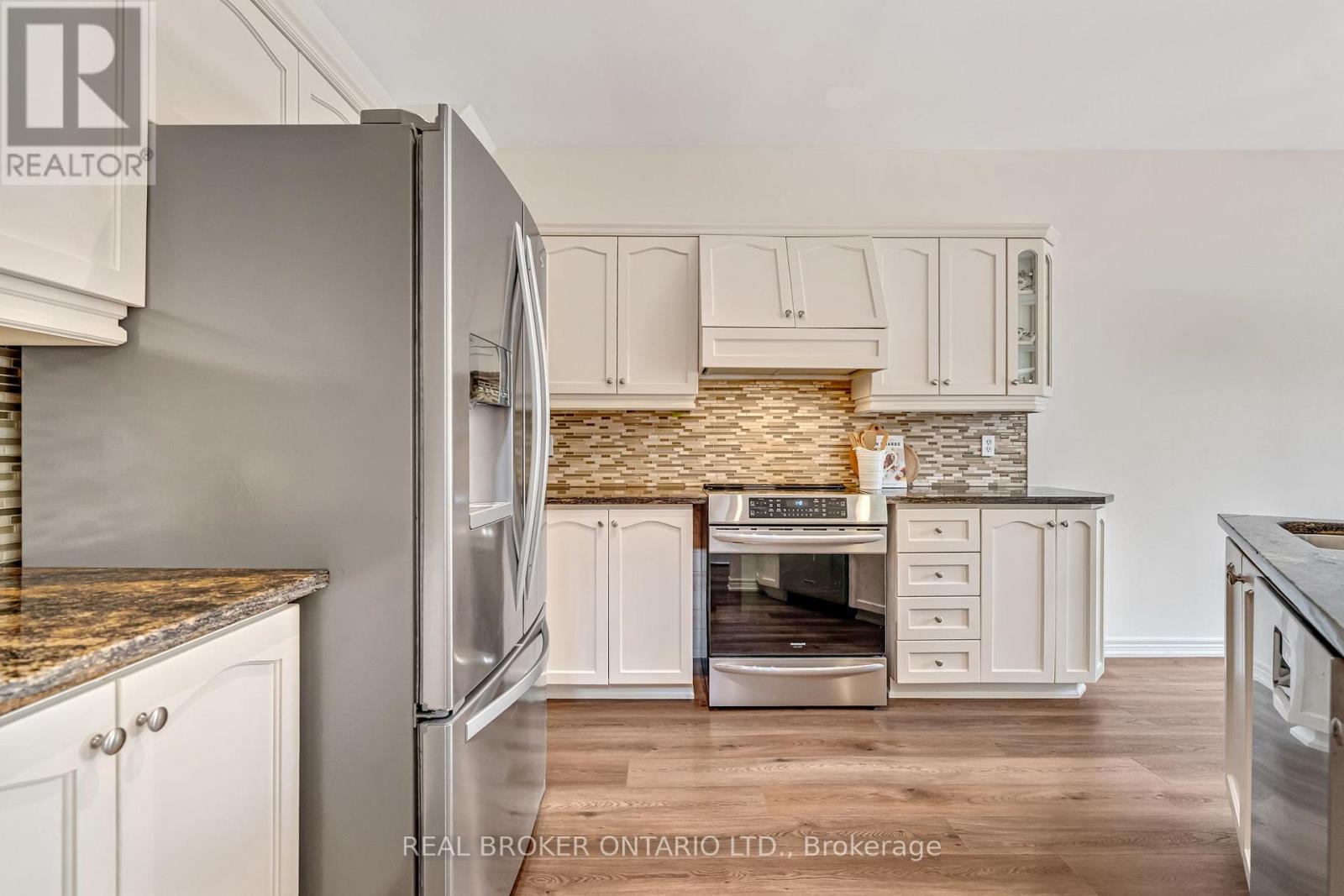 2423 Valley Heights Crescent, Oakville, Ontario  L6H 6X2 - Photo 9 - W12938964