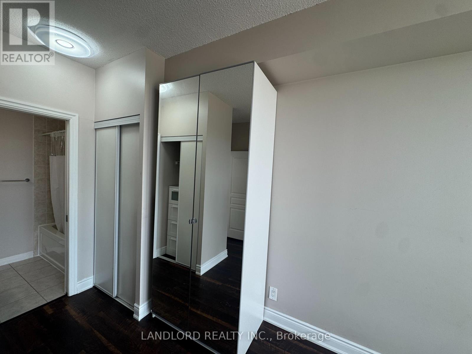 2009 - 220 Burhamthorpe Road W, Mississauga, Ontario  L5B 4N4 - Photo 19 - W12939018