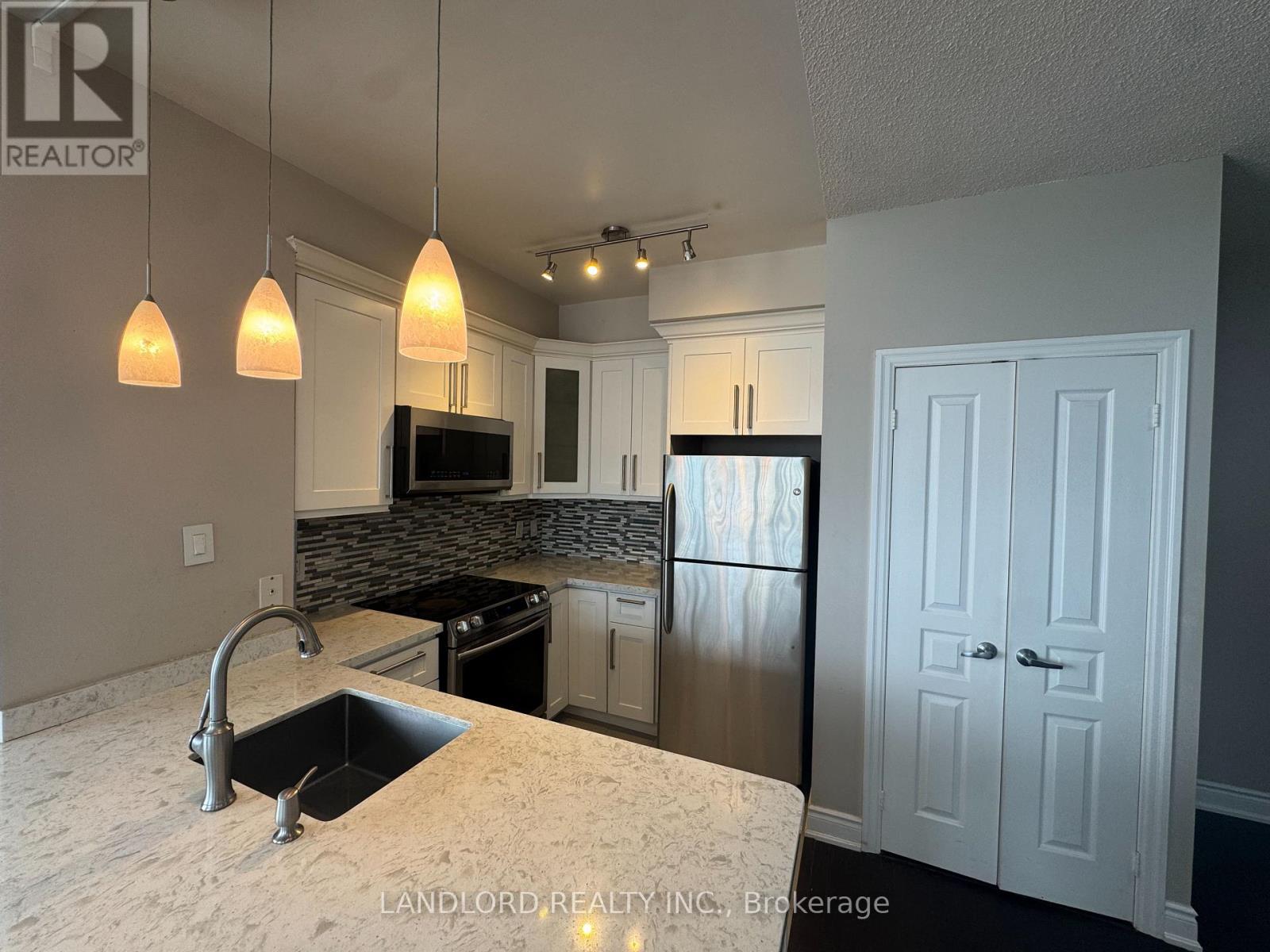 2009 - 220 Burhamthorpe Road W, Mississauga, Ontario  L5B 4N4 - Photo 2 - W12939018