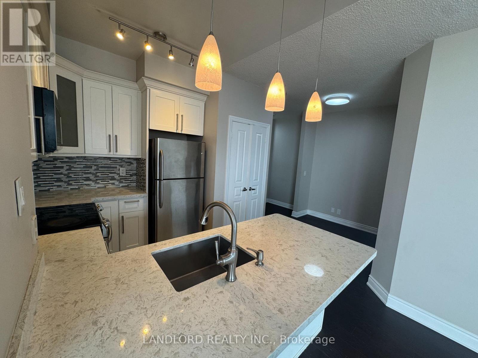 2009 - 220 Burhamthorpe Road W, Mississauga, Ontario  L5B 4N4 - Photo 3 - W12939018