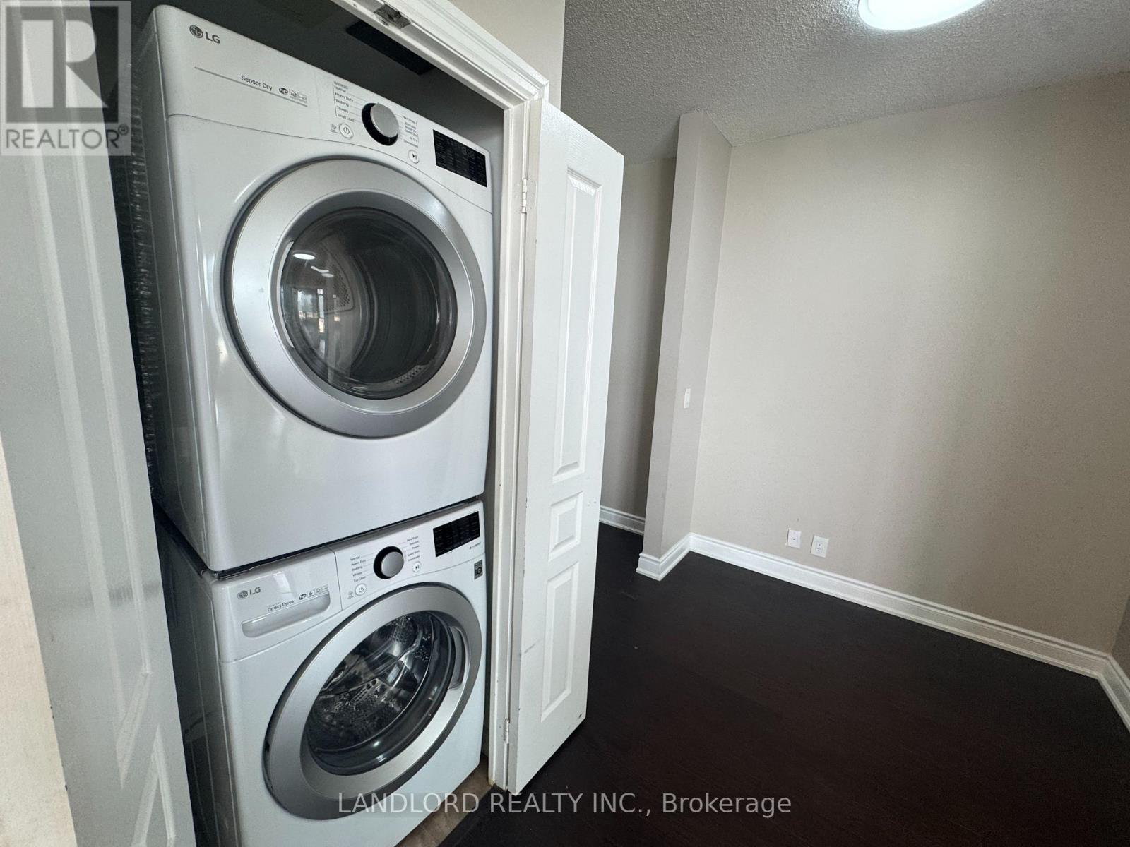 2009 - 220 Burhamthorpe Road W, Mississauga, Ontario  L5B 4N4 - Photo 32 - W12939018