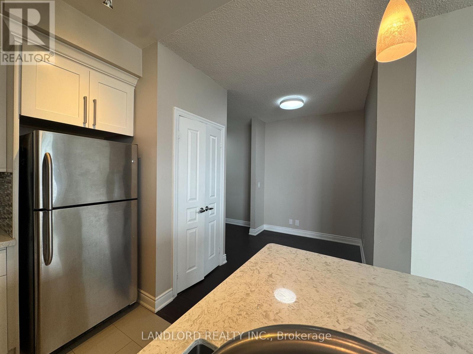 2009 - 220 Burhamthorpe Road W, Mississauga, Ontario  L5B 4N4 - Photo 5 - W12939018