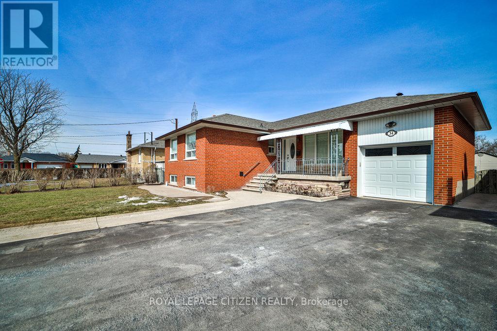 34 Belleglade Court, Toronto, Ontario  M9M 2W4 - Photo 4 - W12939068
