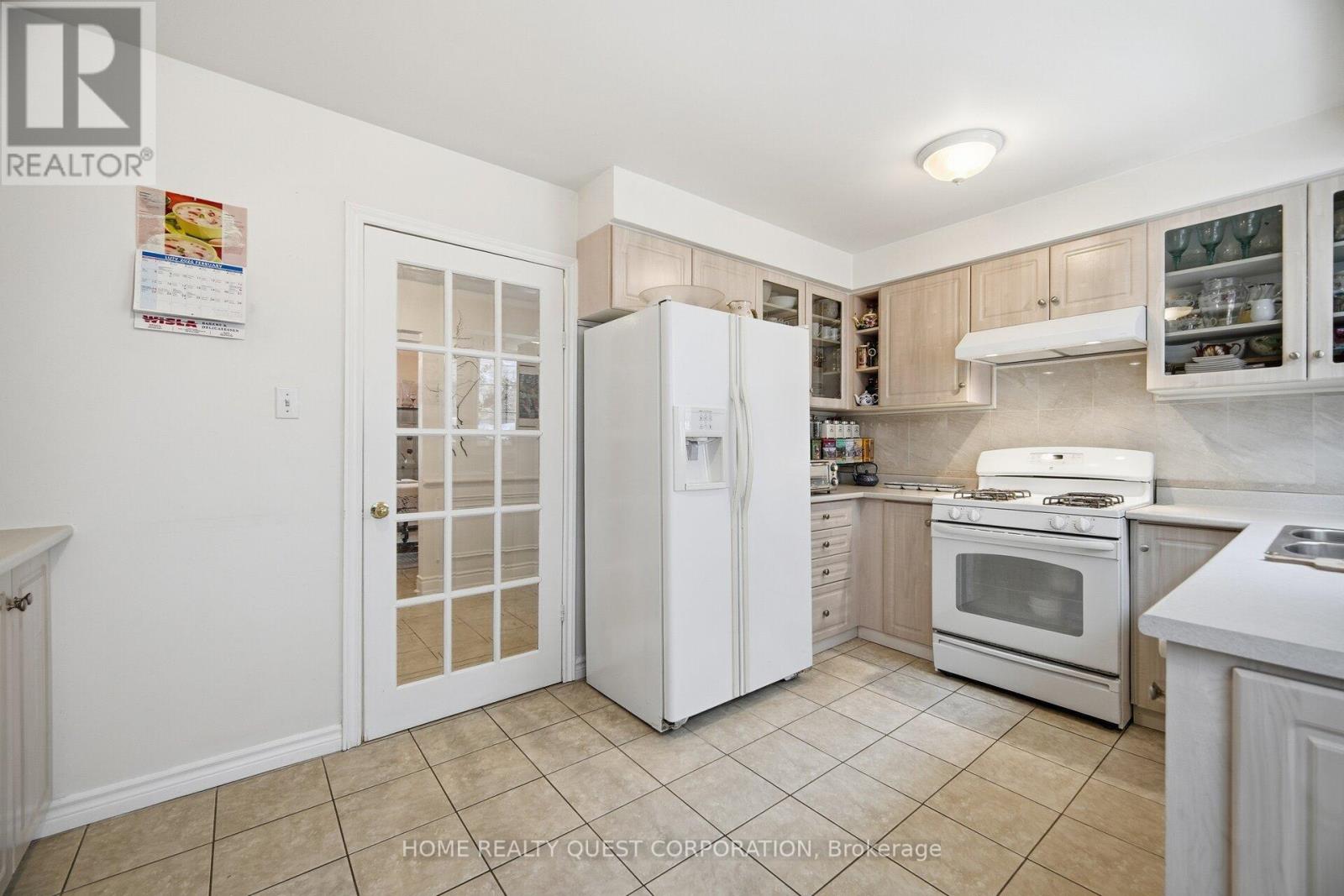 6330 Lorca Crescent, Mississauga, Ontario  L5N 2J4 - Photo 8 - W12939142