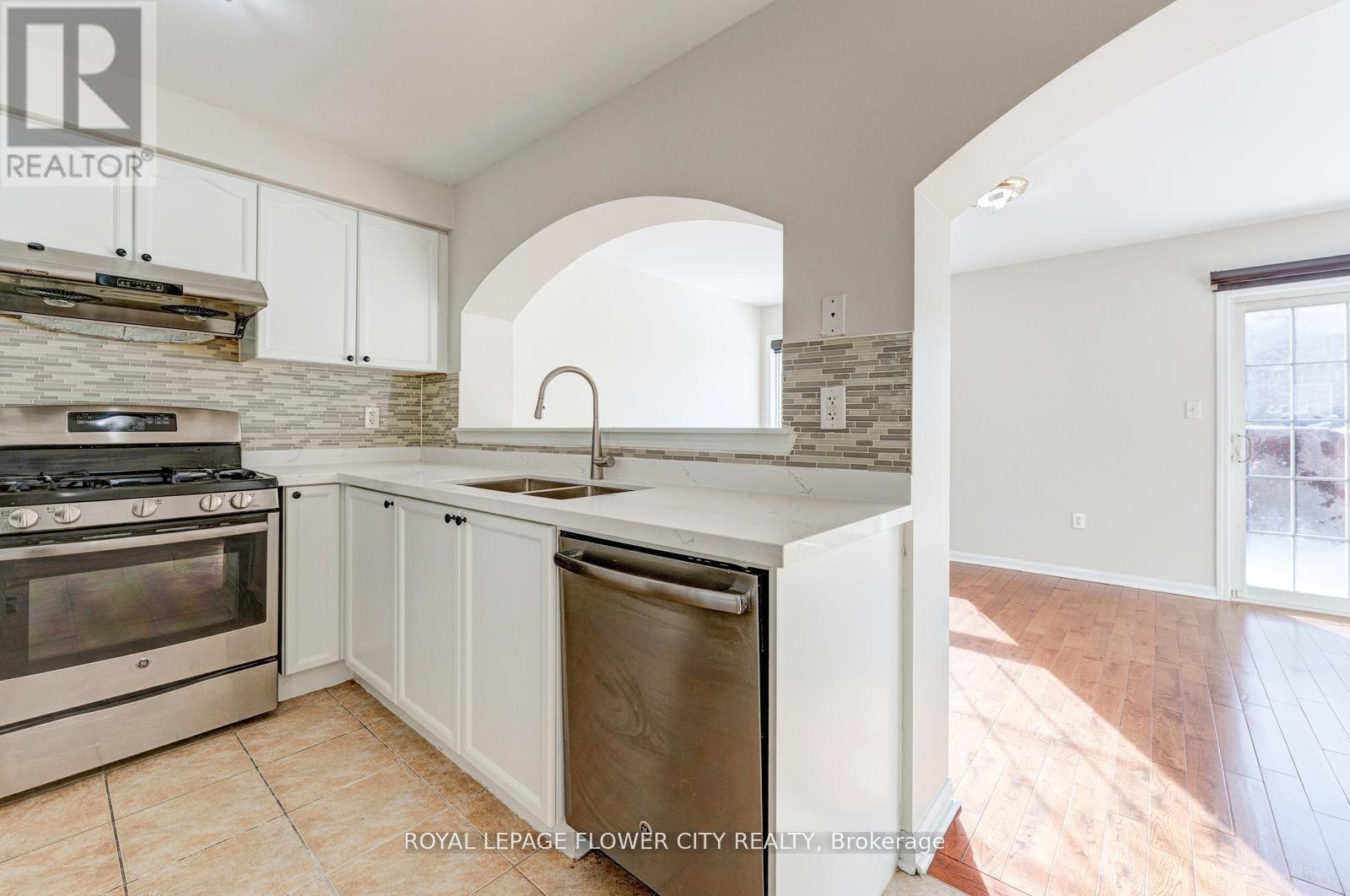 80 Dwyer Drive, Brampton (Gore Industrial North), Ontario  L6S 0B1 - Photo 12 - W12939184