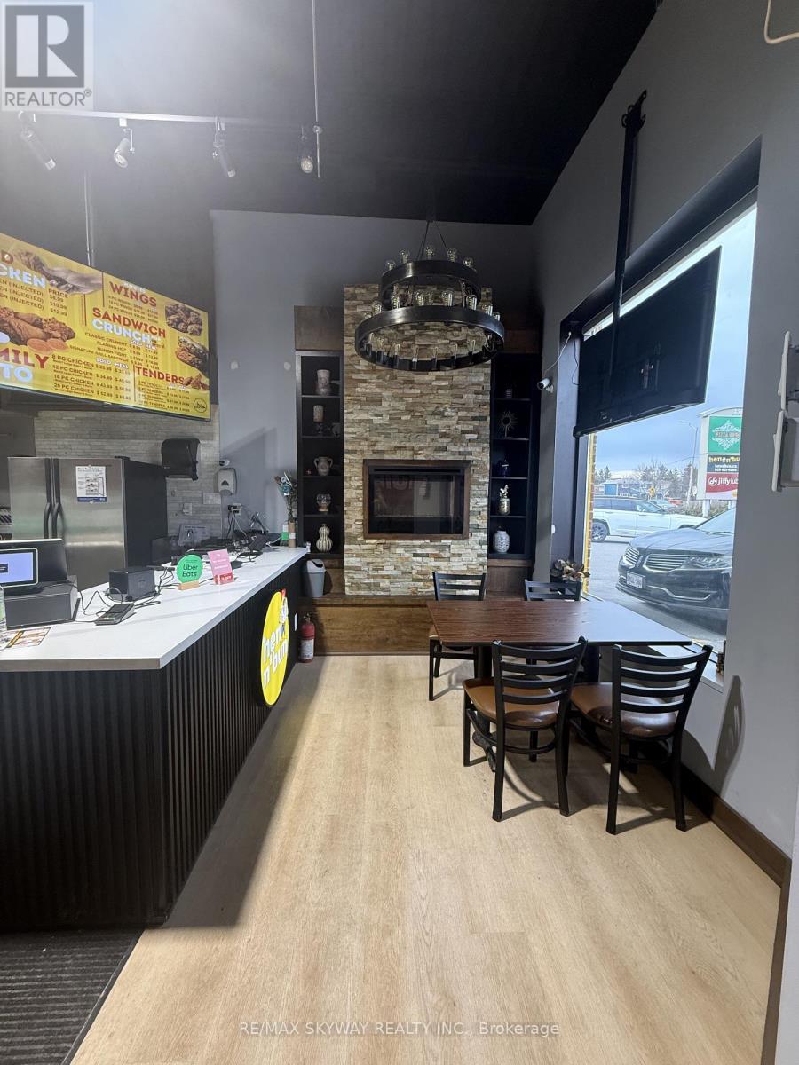 256 Queen Street S, Caledon (Bolton West), Ontario  L7E 4T7 - Photo 2 - W12939188