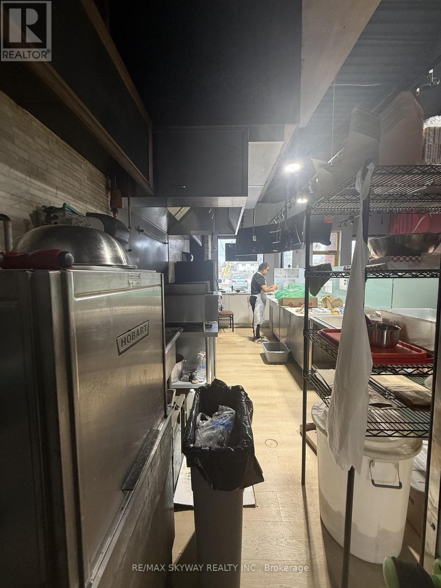 256 Queen Street S, Caledon (Bolton West), Ontario  L7E 4T7 - Photo 4 - W12939188