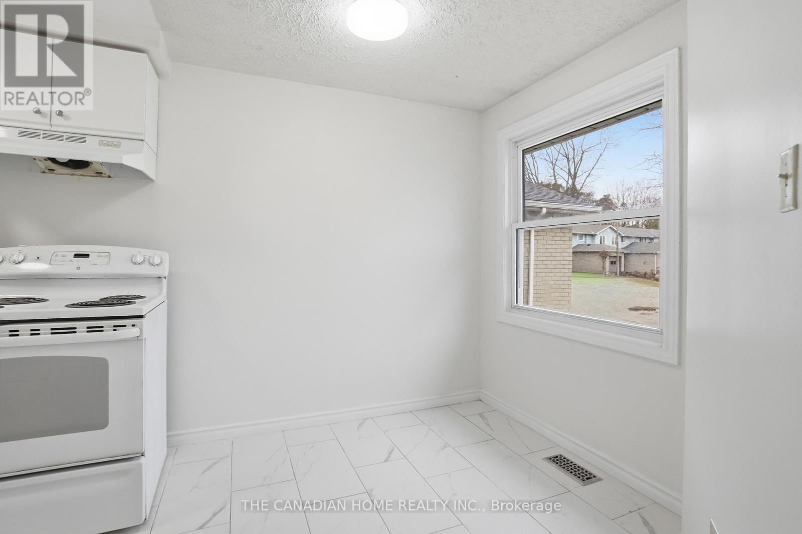 61 Freeman Crescent, Norfolk, Ontario  N3Y 5K1 - Photo 3 - X12938988