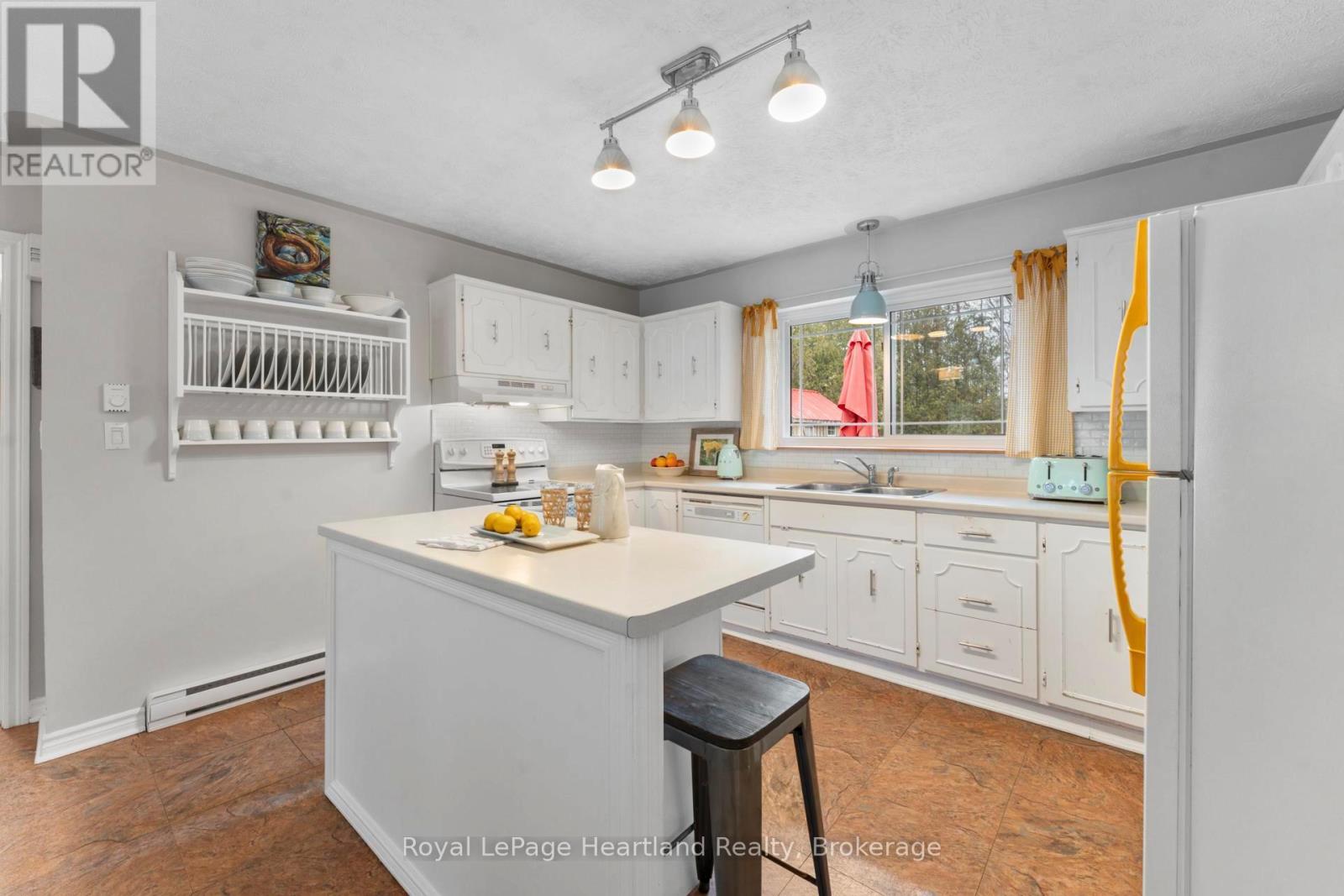 209 Cedar Close, Huron-Kinloss, Ontario  N2Z 2X3 - Photo 10 - X12939390