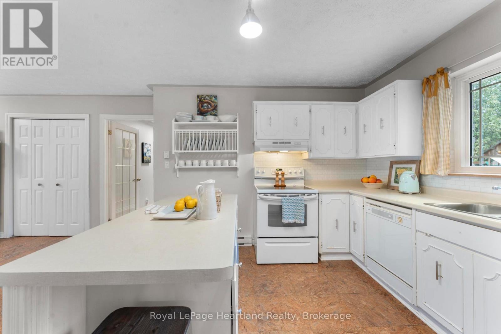 209 Cedar Close, Huron-Kinloss, Ontario  N2Z 2X3 - Photo 11 - X12939390