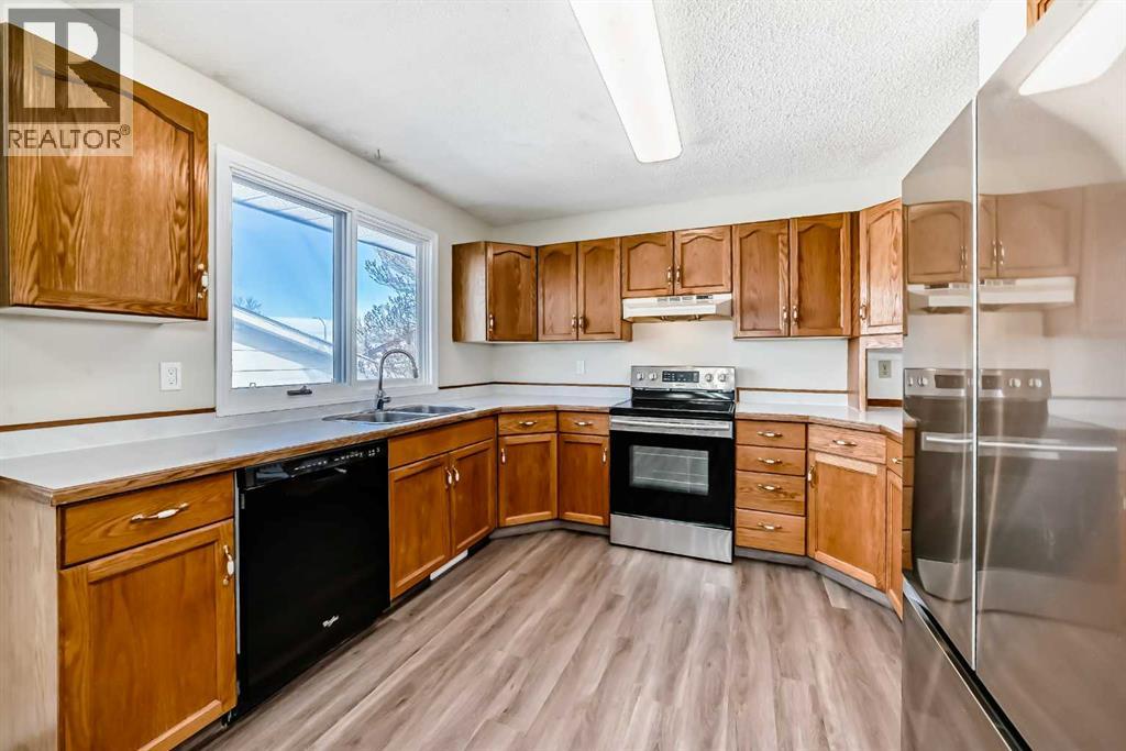 5208 40 Street, Innisfail, Alberta  T4G 1G9 - Photo 2 - A2296718