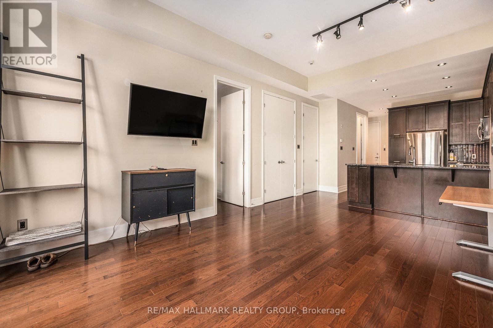 205 - 327 Breezehill Avenue S, Ottawa, Ontario  K1Y 1R6 - Photo 2 - X12939394