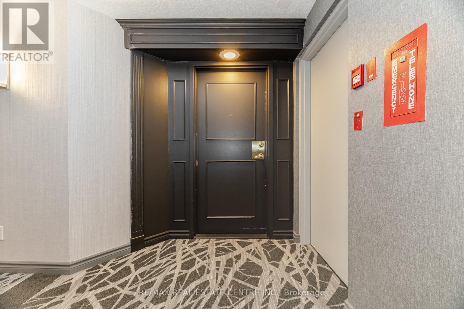 811 - 115 Hillcrest Avenue, Mississauga, Ontario  L5B 3Y9 - Photo 3 - W12939358