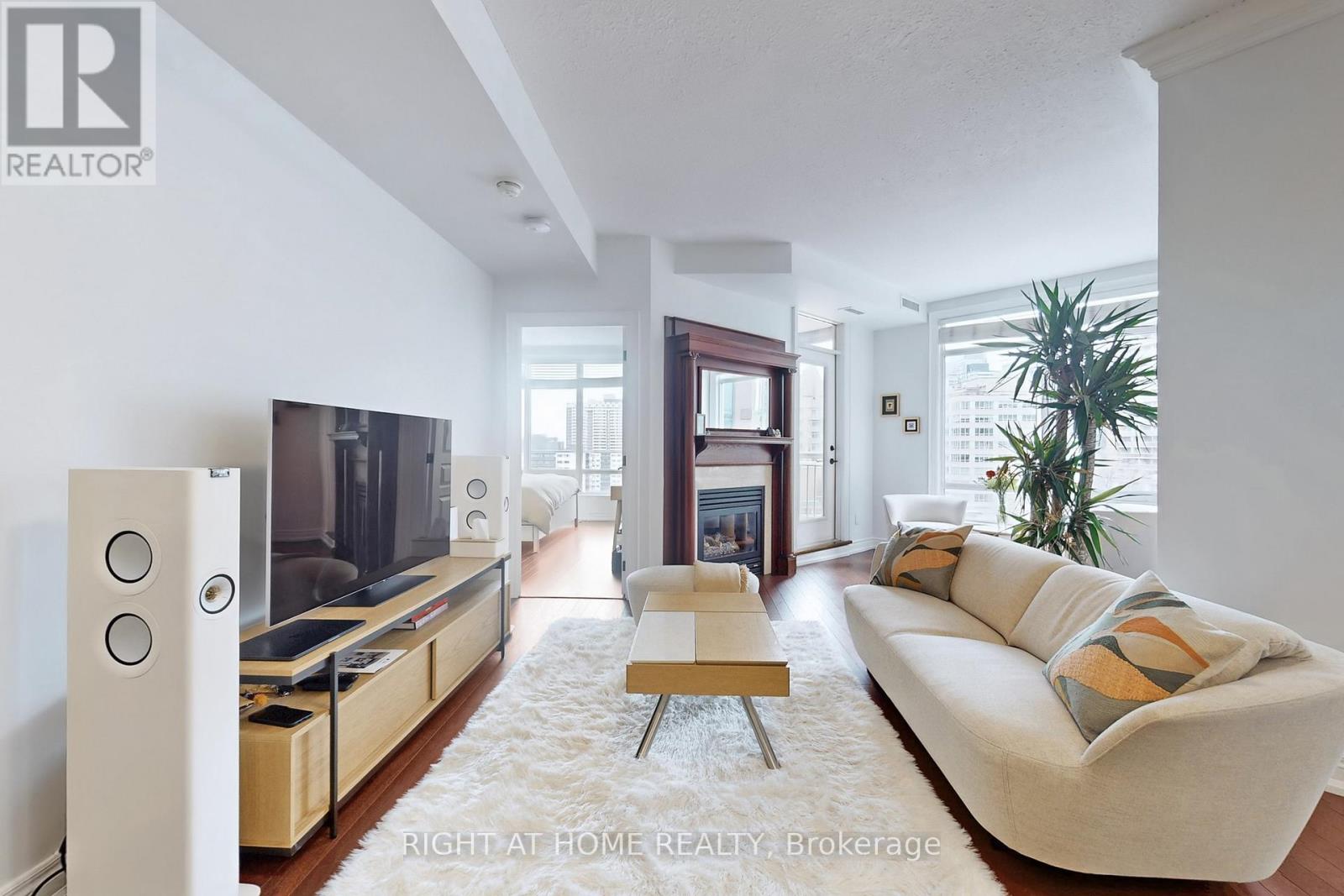 1109 - 100 Hayden Street, Toronto, Ontario  M4Y 3C7 - Photo 4 - C12938950