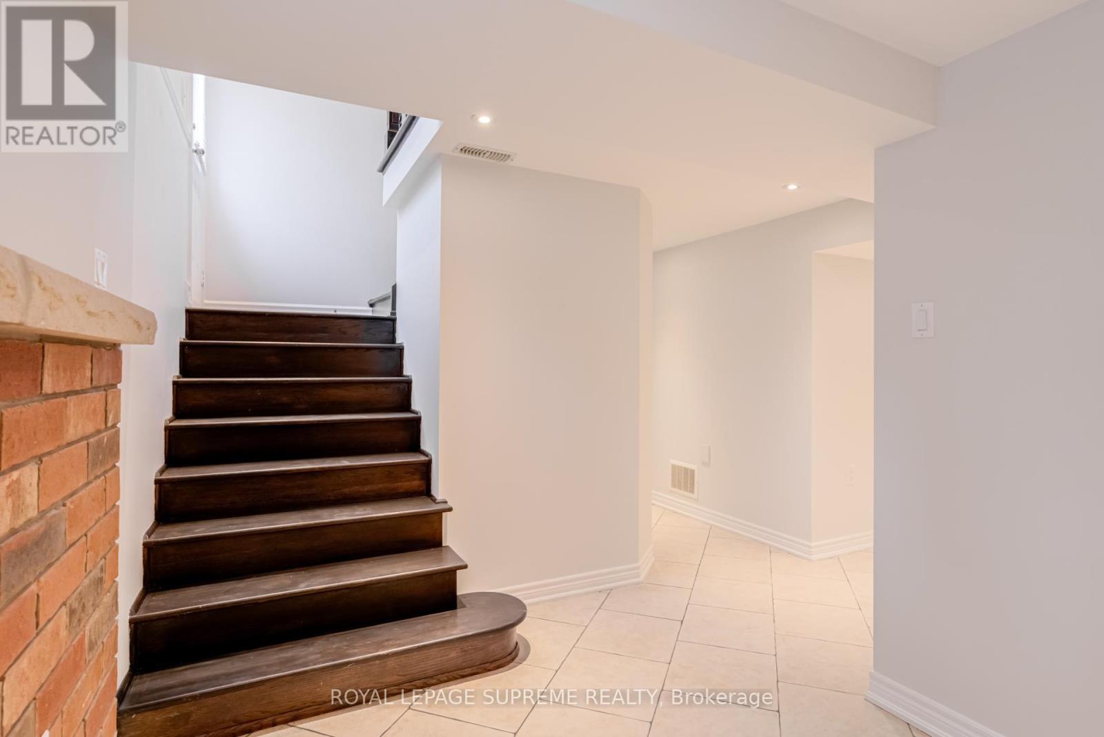 18 Fairweather Road, Toronto, Ontario  M6M 4C7 - Photo 30 - W12913570