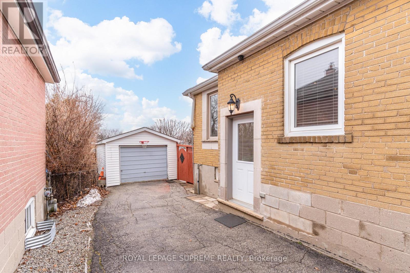 18 Fairweather Road, Toronto, Ontario  M6M 4C7 - Photo 3 - W12913570