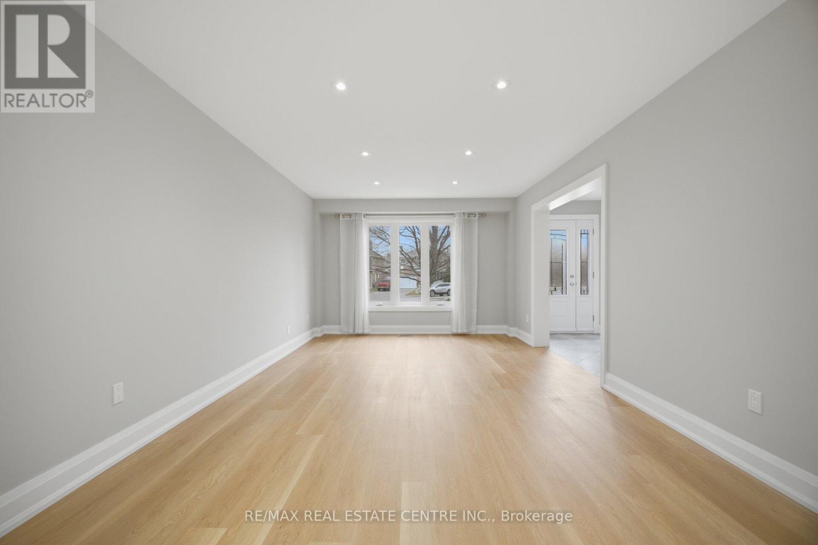 4028 Sasha Court, Mississauga (Rathwood), Ontario  L4W 3K9 - Photo 11 - W12938354