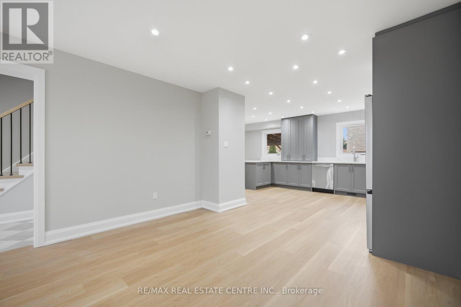 4028 Sasha Court, Mississauga (Rathwood), Ontario  L4W 3K9 - Photo 12 - W12938354