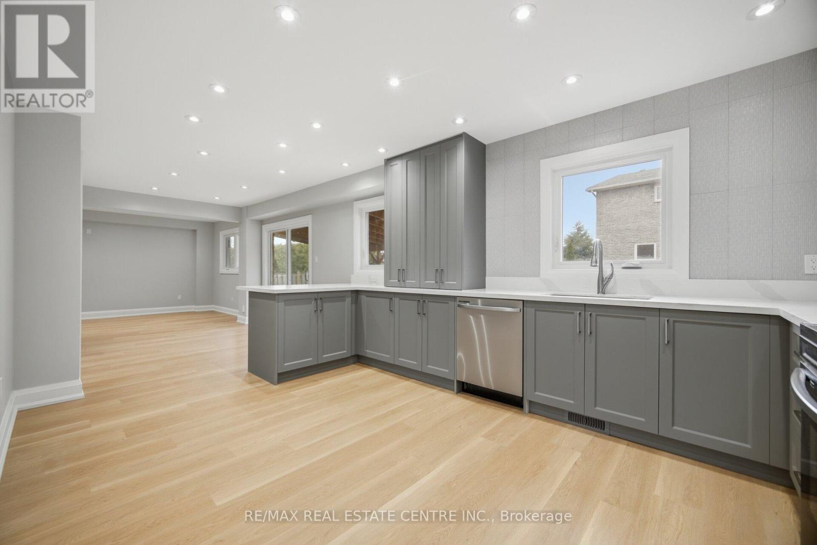 4028 Sasha Court, Mississauga (Rathwood), Ontario  L4W 3K9 - Photo 14 - W12938354