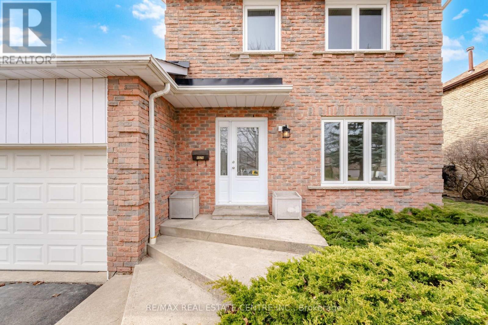 4028 Sasha Court, Mississauga (Rathwood), Ontario  L4W 3K9 - Photo 4 - W12938354